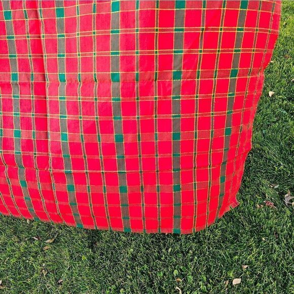 Y2K Holiday Plaid Tablecloth W. Gold Metallic Thread Detail. - Picture 7 of 15
